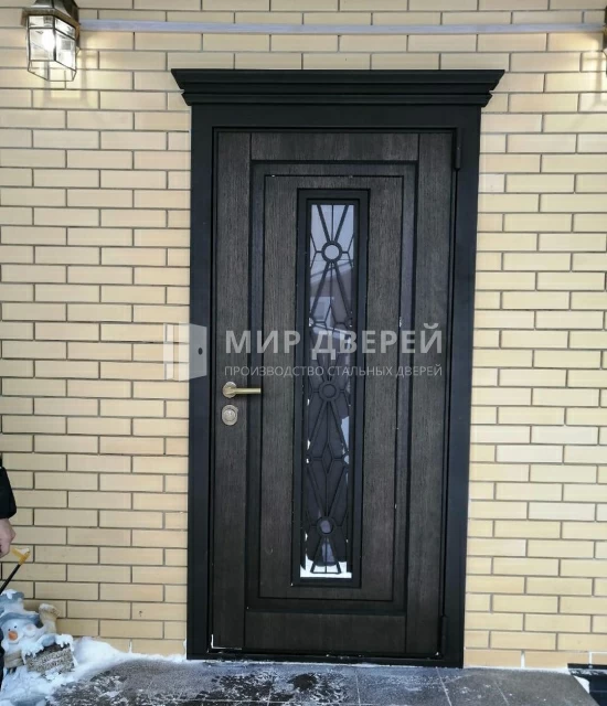 Дверь с ковкой для дома - фото